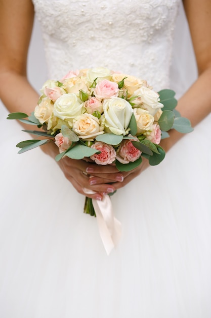 Foto hermoso ramo de novia en manos de la novia
