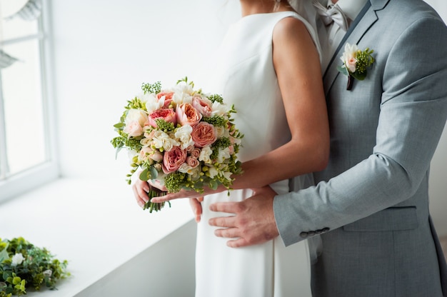 Hermoso ramo de novia en manos de la novia