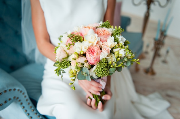 Hermoso ramo de novia en manos de la novia