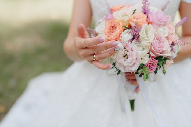 Hermoso ramo de novia en manos de la novia