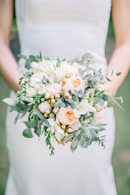 Hermoso ramo de novia en manos de la novia