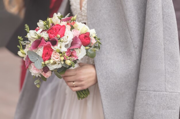 Foto hermoso ramo de novia en manos de la novia