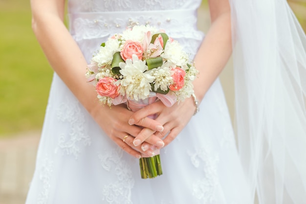 Hermoso ramo de novia en manos de la novia