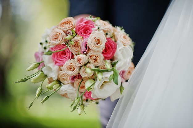 Foto hermoso ramo de novia moderno y elegante.