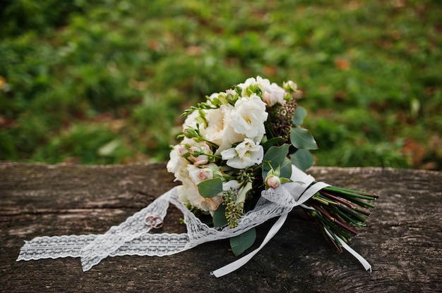 Hermoso ramo de novia moderno y elegante.