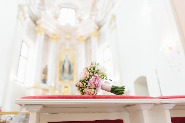 Hermoso ramo de novia de la novia se encuentra en el templo