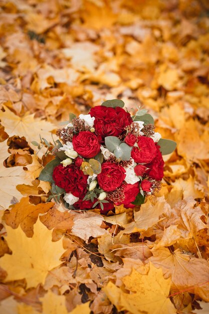 Un hermoso ramo de novia con rosas rojas 4323