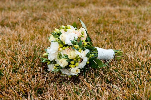 Hermoso ramo de novia sobre una hierba verde