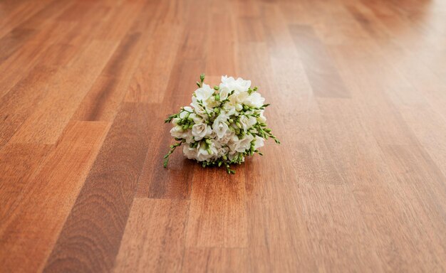 Un hermoso ramo de novia en el suelo de parquet. flores para la novia