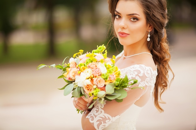 Hermoso ramo original de boda en manos de la novia.