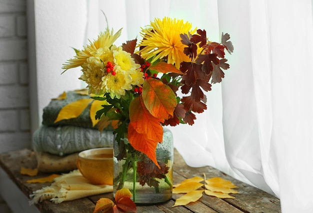 Hermoso ramo de otoño con flores de crisantemos en el alféizar de la ventana