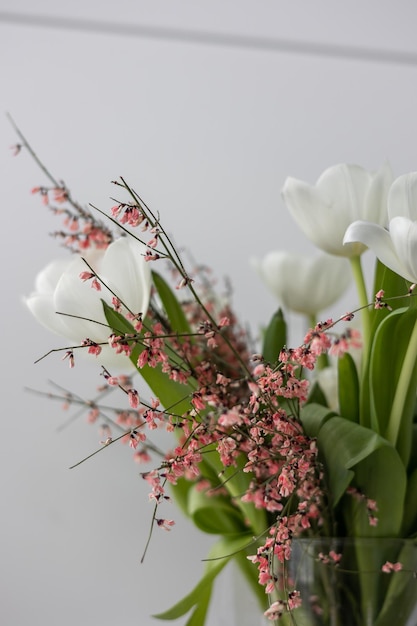 Hermoso ramo de primavera con flores de temporada en el interior