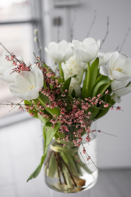 Hermoso ramo de primavera con flores de temporada en el interior