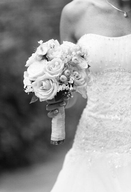 Foto hermoso ramo de rosas de boda en manos de la novia