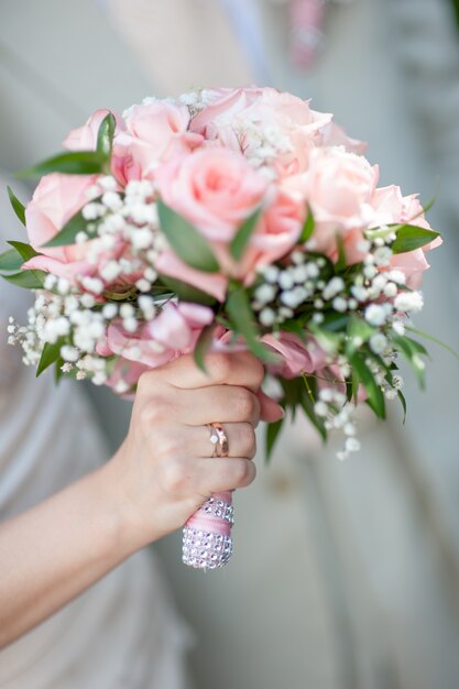 Hermoso ramo de rosas de boda