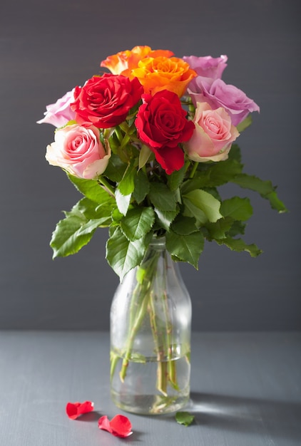 Hermoso ramo de rosas en un florero de vidrio