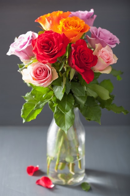 Hermoso ramo de rosas en un florero de vidrio