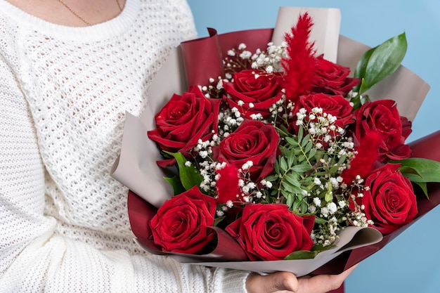 Hermoso ramo de rosas rojas frescas Felicitaciones por el Día de la Madre