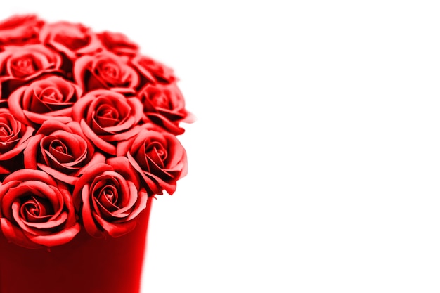 Hermoso ramo de rosas rojas. San Valentín o flores de boda.