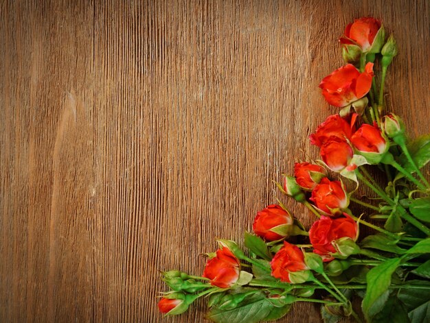 Hermoso ramo de rosas rosadas en el espacio de copia de fondo de madera