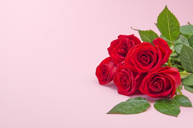 Hermoso ramo de rosas sobre fondo rosa. El concepto de San Valentín, Día de la Madre, 8 de marzo.