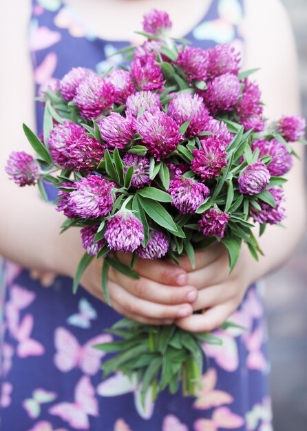 Hermoso ramo de trébol de flores silvestres