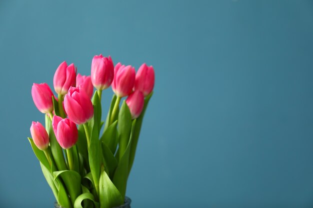 Hermoso ramo de tulipanes en azul