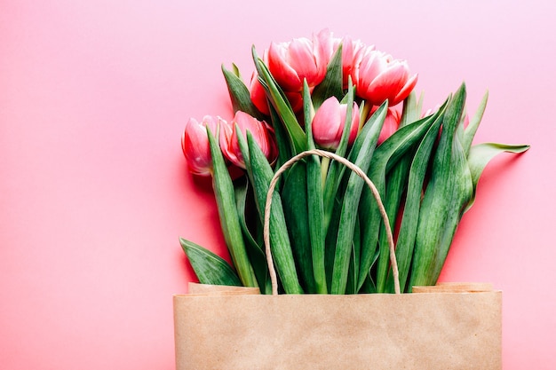 Hermoso ramo de tulipanes en bolsa en rosa