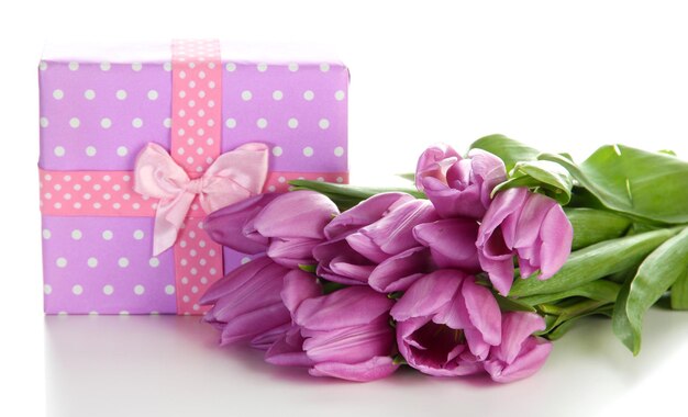 Hermoso ramo de tulipanes morados y caja de regalo, aislado en blanco
