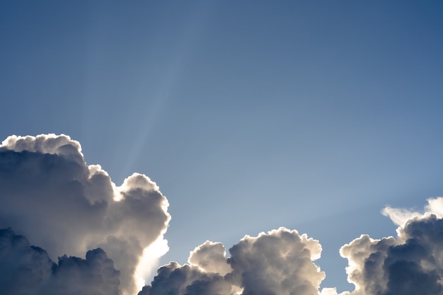 Hermoso rayo de luz del cielo nublado