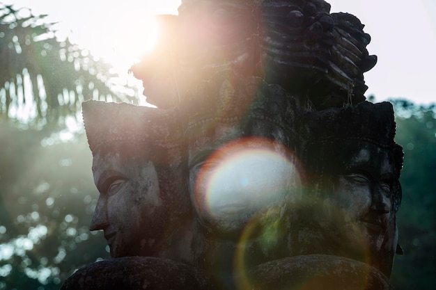 Hermoso en los rayos del atardecer estatuas de la mitología budista e hindú en Wat Xieng Khuan Buddha Park. Vientián, Laos