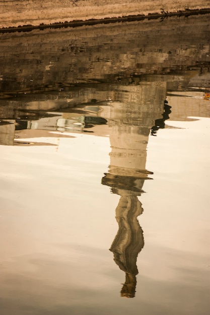 Un hermoso reflejo de agua de un monumento histórico en una típica ciudad italiana. Fotografía artística.