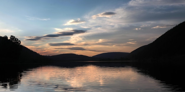 Hermoso reflejo de una brillante puesta de sol en el lago