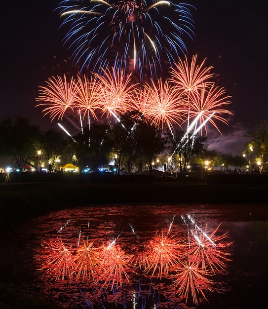 Hermoso reflejo de fuegos artificiales sobre la antigua pagoda Loy Krathong Festival Sukhothai Tailandia increíble ciudad histórica