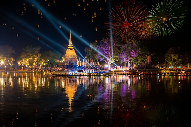 Hermoso reflejo de fuegos artificiales sobre la antigua pagoda Loy Krathong Festival