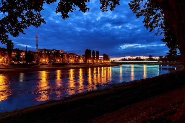 Hermoso reflejo de linternas en el río en la ciudad uzgorod Ucrania