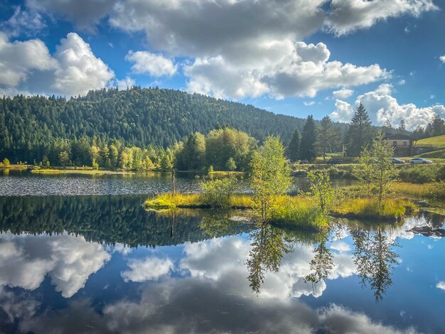 Hermoso reflejo de nubes en el agua del lago Lispach en La Bresse Vosges