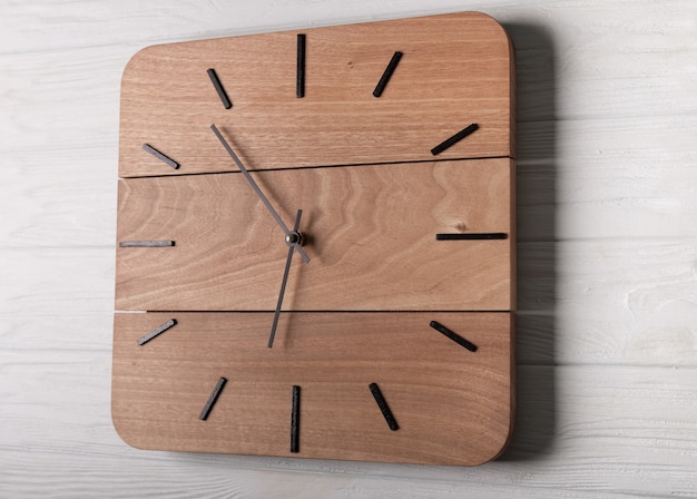 Hermoso reloj de pared marrón claro de madera