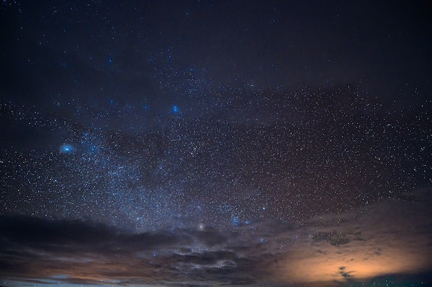 Hermoso resplandor estrellado en el cielo nocturno