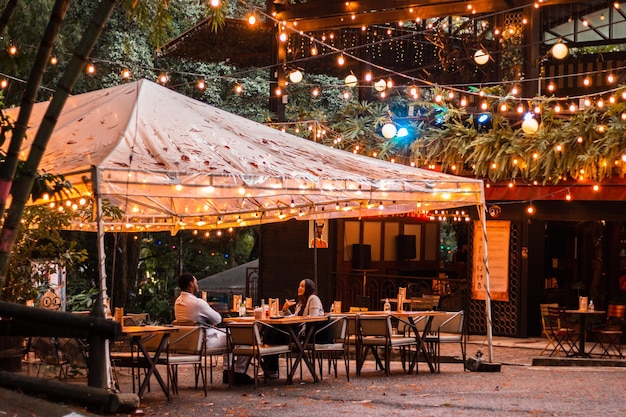 hermoso restaurante callejero en la noche en el poblado medellin colombia