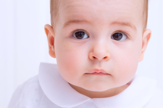 Hermoso retrato de bebé sobre fondo blanco