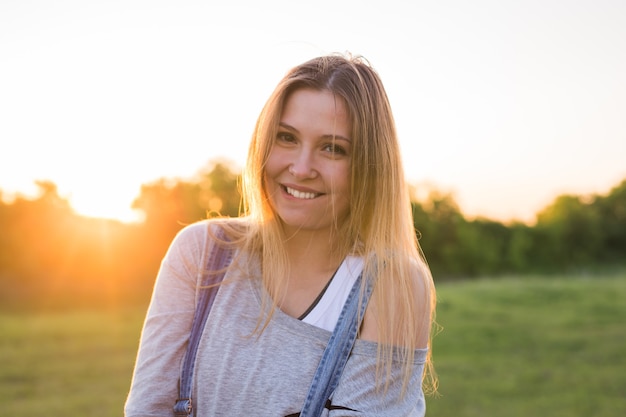 Hermoso retrato de una chica accesible, amigable y despreocupada con una sonrisa deslumbrante y una apariencia linda