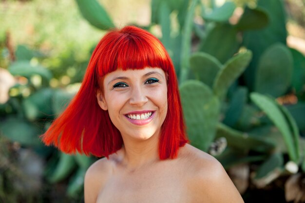 Hermoso retrato de una chica de pelo rojo