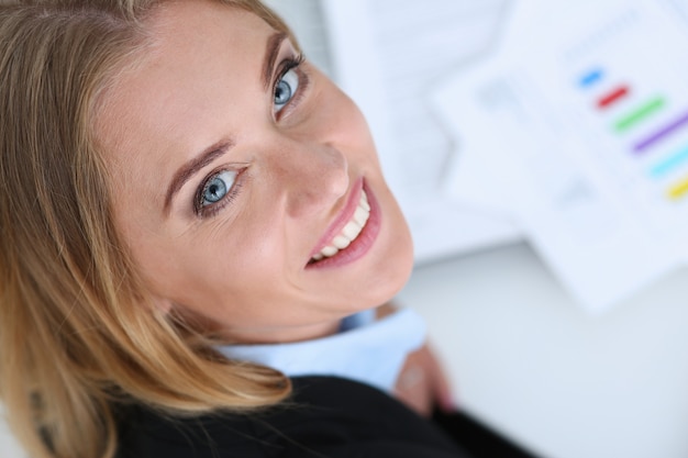 Hermoso retrato de empresaria sonriente en el lugar de trabajo