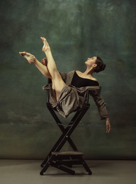 Foto hermoso retrato de ensueño agraciado bailarina clásica bailando posando aislada en la oscuridad