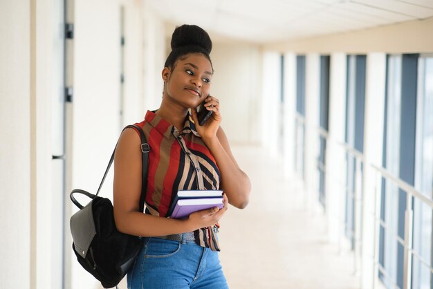 Hermoso retrato femenino de estudiante universitario afroamericano