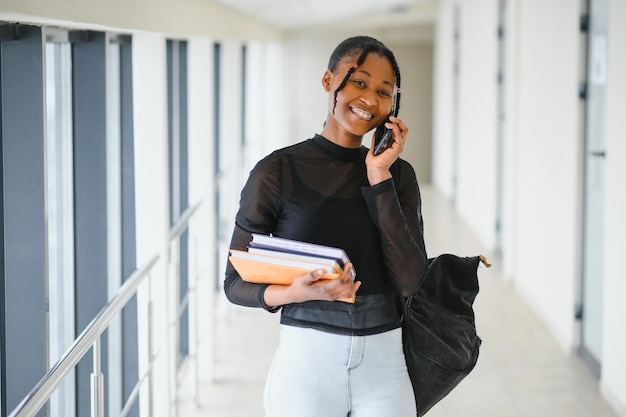 Hermoso retrato femenino de estudiante universitario afroamericano