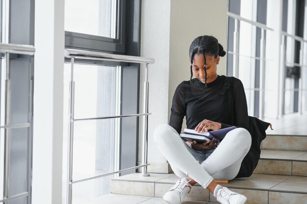 Hermoso retrato femenino de estudiante universitario afroamericano