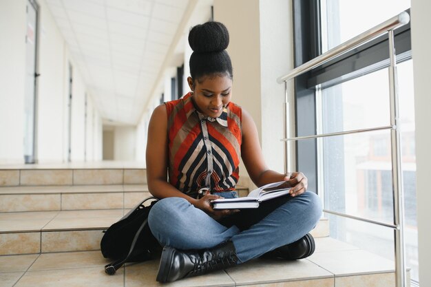 Hermoso retrato femenino de estudiante universitario afroamericano