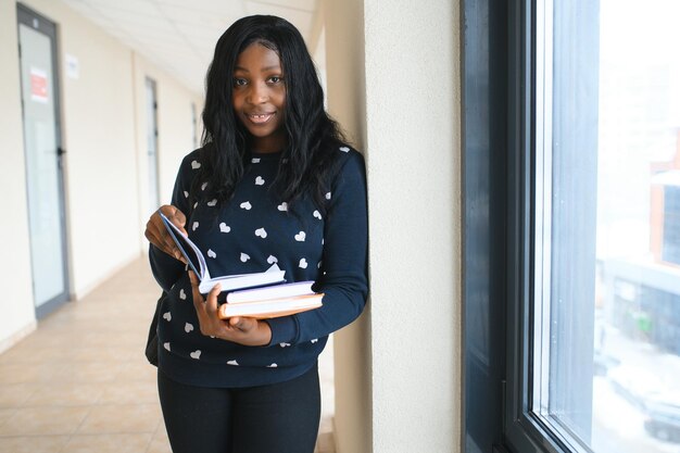 Hermoso retrato femenino de estudiante universitario afroamericano